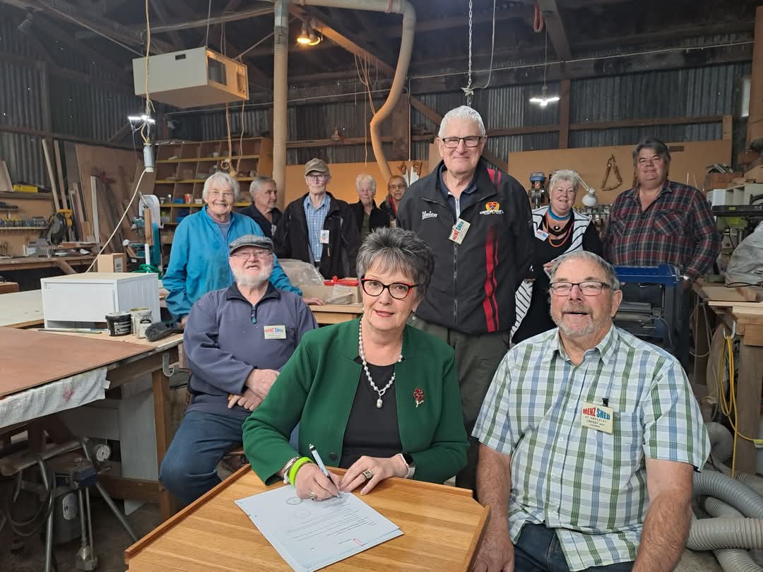 Mayor Marie Black and Chairman Lindsay Moir signing the lease
